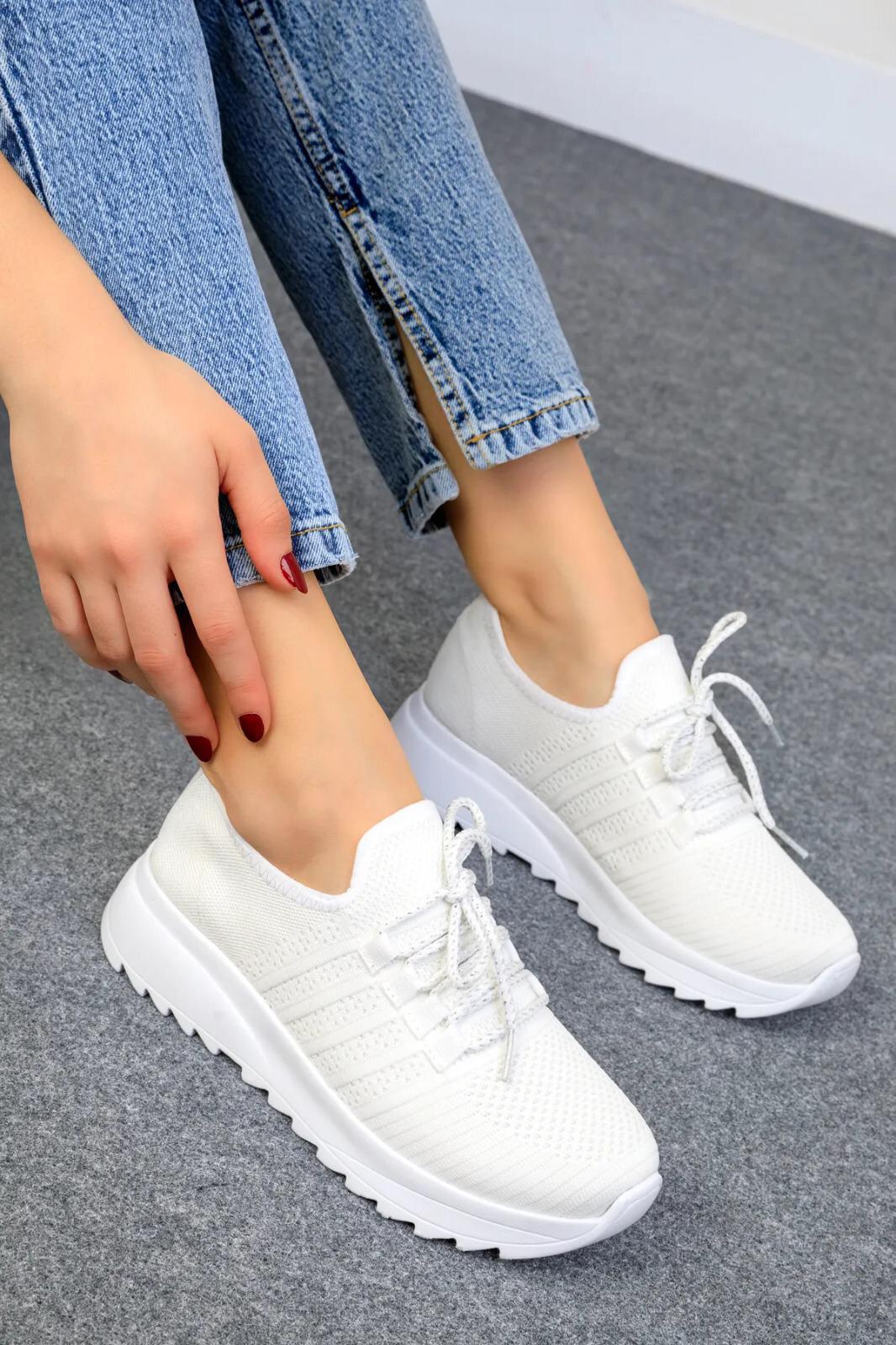 yazlık beyaz spor ayakkabı